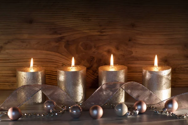Χριστουγεννιάτικη Διακόσμηση Ασημί Και Ροζ Τέσσερα Ευγενή Κεριά Μπροστά Σκούρο — Φωτογραφία Αρχείου