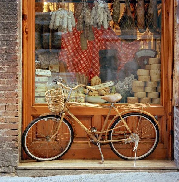 意大利托斯卡纳市锡耶纳一家商店橱窗前停着一辆自行车 — 图库照片