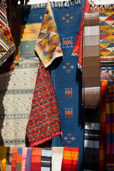 Textilien Zum Verkauf Einem Geschäft Der Medina Von Essaouira Marokko — Stockfoto