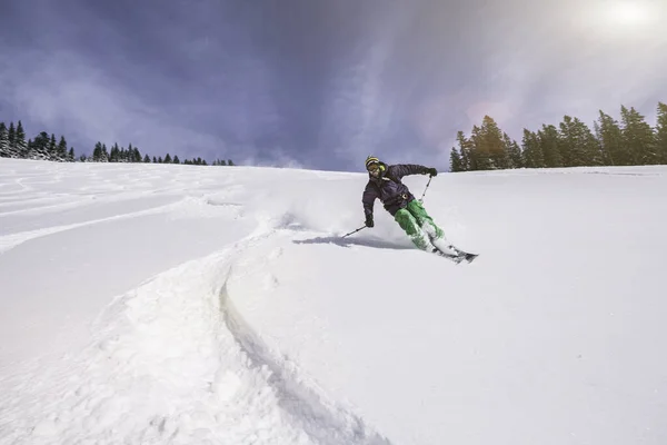 雪に覆われた斜面を下にスイング男性スキーヤー Spitzingsee ドイツ — ストック写真