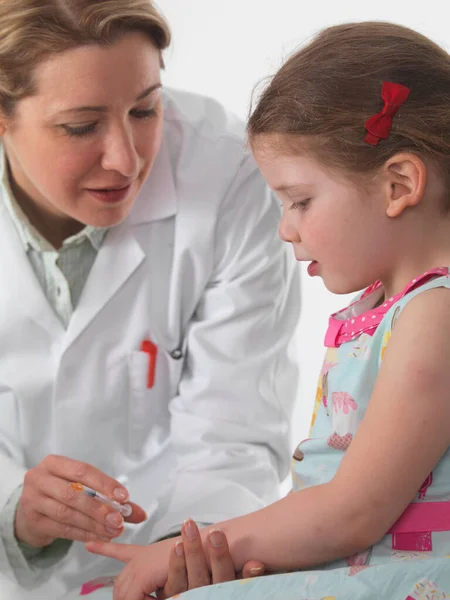 Médico General Vacunando Una Niña Pequeña Cirugía —  Fotos de Stock