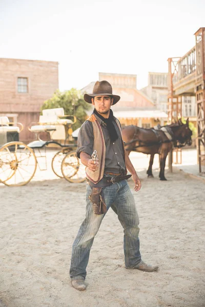 Porträtt Cowboy Pekar Pistol Vilda Västern Film Set Fort Bravo — Stockfoto