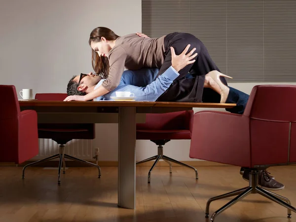 Hombre Mujer Teniendo Romance Oficina — Foto de Stock