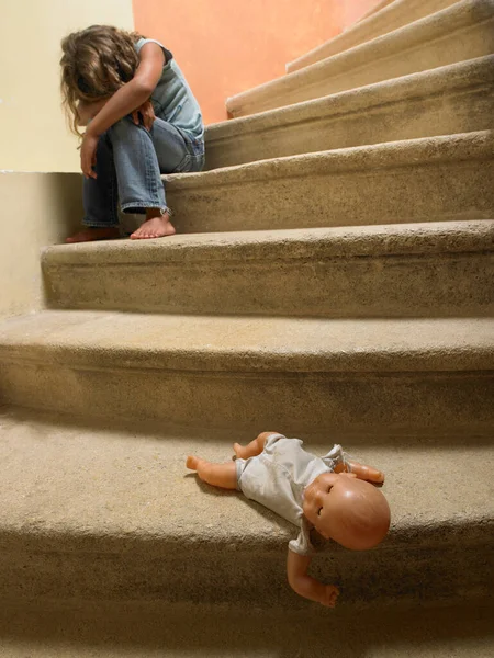 Muñeca Las Escaleras Chica Triste — Foto de Stock