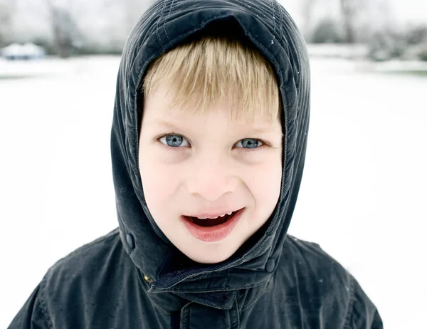 Porträtt Pojke Utomhus — Stockfoto