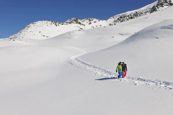 Casal Caminhando Neve Kuhtai Áustria — Fotografia de Stock