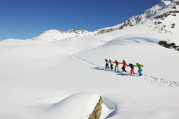 Amigos Puxando Uns Aos Outros Para Cima Neve Kuhtai Áustria — Fotografia de Stock