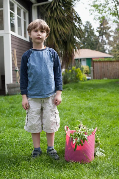 Chłopiec Stojący Ogrodzie Obok Odpadów Ogrodniczych — Zdjęcie stockowe