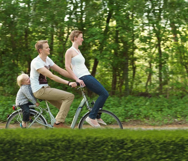 Семья Одним Ребенком Велосипеде Вместе — стоковое фото