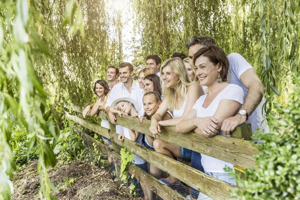 Retrato Del Grupo Personas Apoyadas Contra Valla Bosque — Foto de Stock