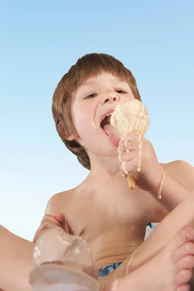 Niño Comiendo Helado Goteando Cono — Foto de Stock