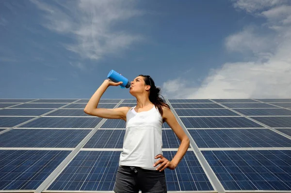 Vrouw Drinken Voorkant Van Zonnepaneel — Stockfoto