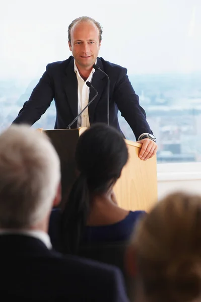 Człowiek Rozmawiający Podczas Konferencji — Zdjęcie stockowe