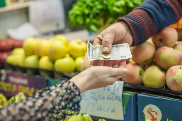 Ladenbesitzer Übergibt Wechselgeld Kundin Markt — Stockfoto