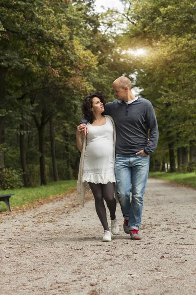 Pregnant Couple Enjoying Walk Park — Stock Photo, Image