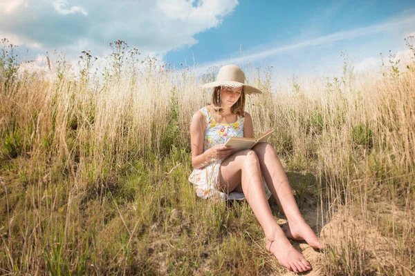 Adolescente Libro Historia Lectura Del Sombrero Sol —  Fotos de Stock