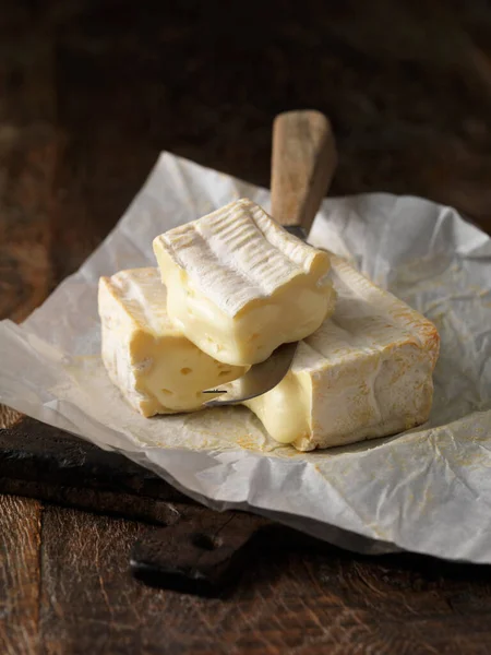 Natureza Morta Com Fatia Pont Eveque Queijo — Fotografia de Stock