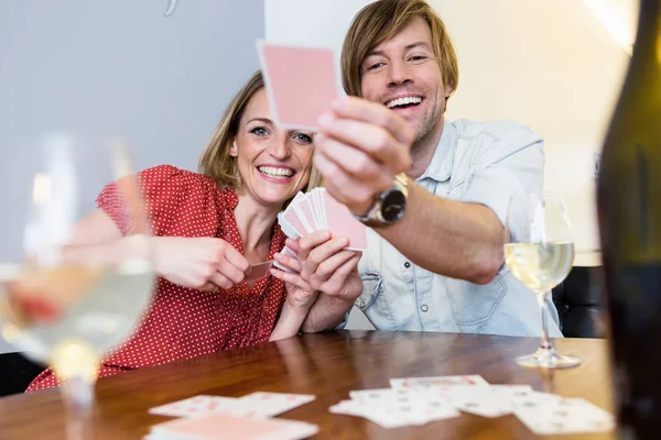 Casal Cartas Jogo Mesa Com Vinho — Fotografia de Stock