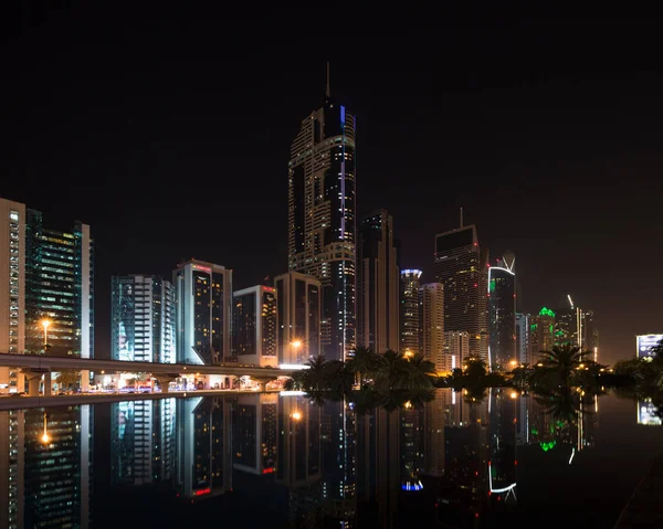 Edificio Riflesso Nel Lago Notte Dubai Emirati Arabi Uniti — Foto Stock