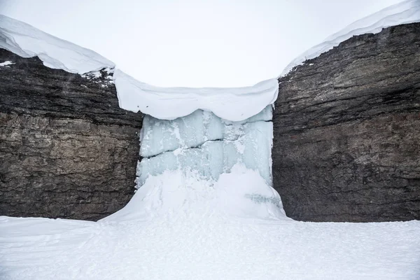 Вид Замерзший Водопад Между Скалами Шпицберген Норвегия — стоковое фото