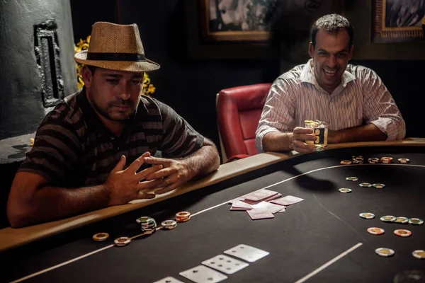 Hombres Adultos Jóvenes Que Juegan Póquer Beben Cócteles —  Fotos de Stock