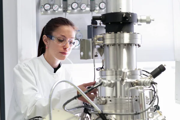 Γυναίκες Επιστήμονες Που Χειρίζονται Επιστημονικό Εξοπλισμό Στο Εργαστήριο — Φωτογραφία Αρχείου