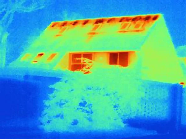 Thermal Image House Showing Loss Heat Due Poor Loft Insulation — Stock Photo, Image