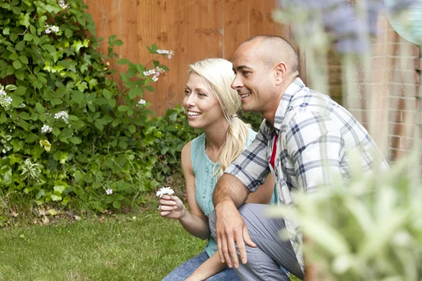 Couple Crouching Garden Watching — Stock Photo, Image