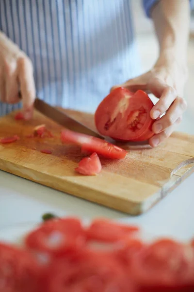 Primer Plano Del Hombre Rebanando Tomate — Foto de Stock