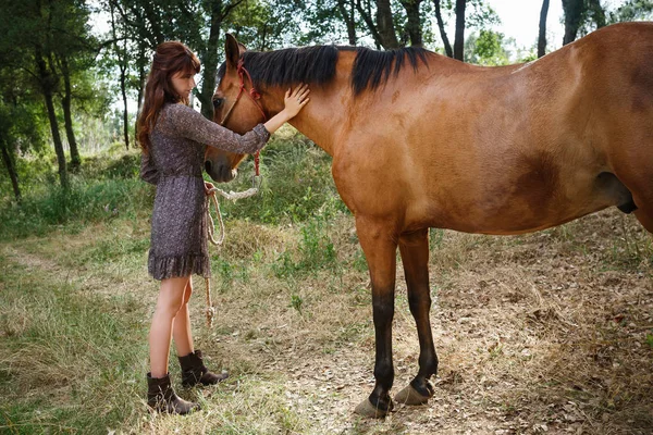 Kobieta Konia Lesie — Zdjęcie stockowe