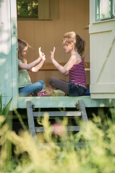 Flickor Leker Tillsammans Dörröppningen — Stockfoto