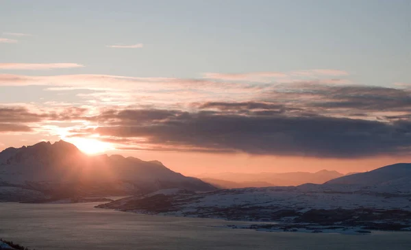 サンセットは トロムソ ノルウェーでマウント Storsteinen から見て 山を越え 風景を色します — ストック写真