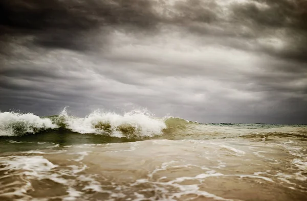 Nuvens Tempestuosas Sobre Ondas Oceânicas Cintilantes — Fotografia de Stock