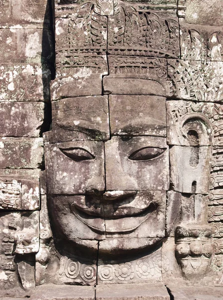 Een Stenig Gezicht Ingebouwd Muur Bij Bayon Tempel Angkor Siem — Stockfoto