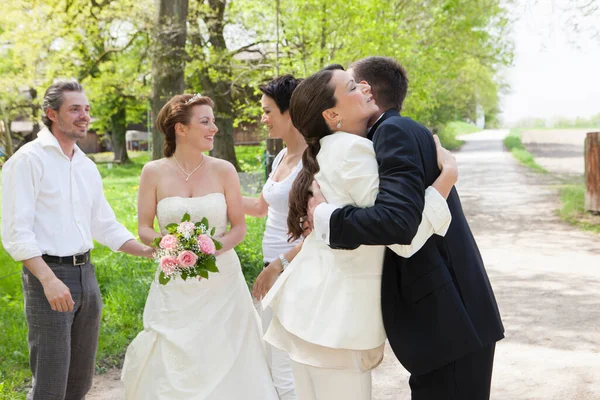 Casal Abraçando Festa Casamento — Fotografia de Stock