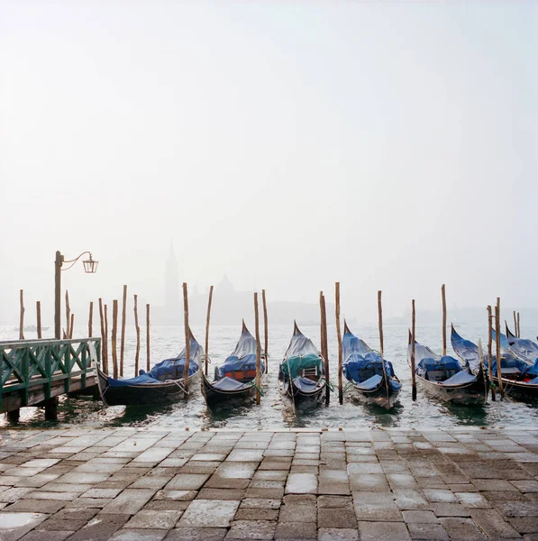 Gôndolas Ancoradas Dia Nebuloso Veneza Itália — Fotografia de Stock