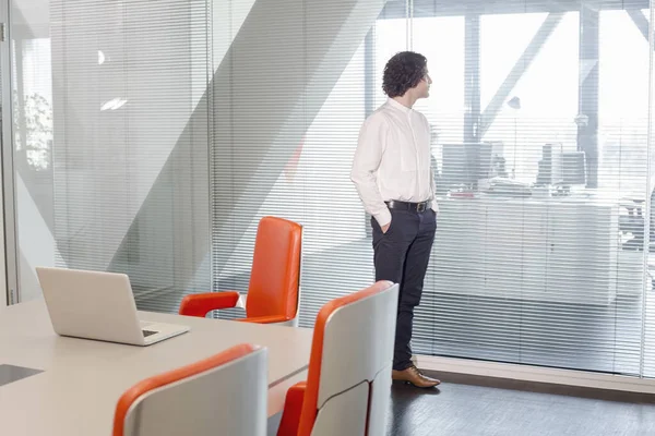 Hombre Mirando Por Ventana — Foto de Stock