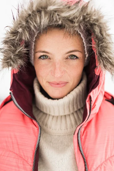 Pembe Kapüşonlu Kayak Ceketli Kadın Portresi — Stok fotoğraf