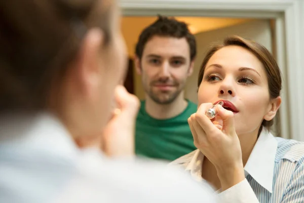 Mujer Joven Aplicando Lápiz Labial Espejo Del Baño Hombre Mirando — Foto de Stock