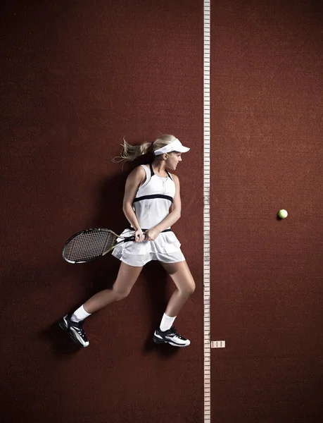 Tennisspieler Liegt Auf Dem Platz — Stockfoto