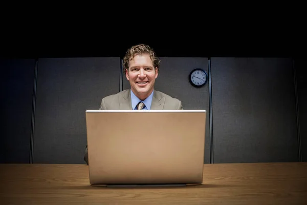 Businessman Using Laptop Cubicle — Stock Photo, Image