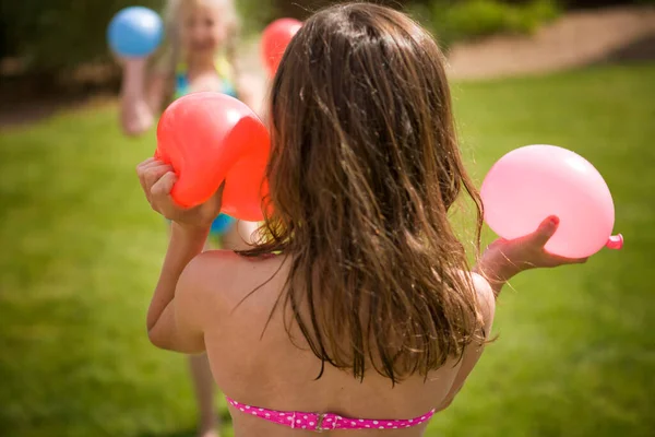 水球で遊ぶ女の子 — ストック写真