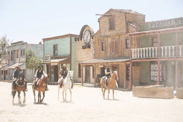 一群牛仔骑着马在狂野的西部电影集 布拉沃堡 塔伯纳斯 阿尔梅利亚 西班牙 — 图库照片