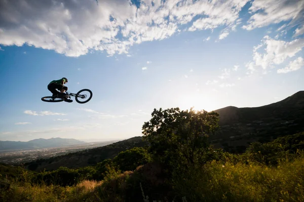 Motocyklista Górski Skaczący Wzgórzu — Zdjęcie stockowe