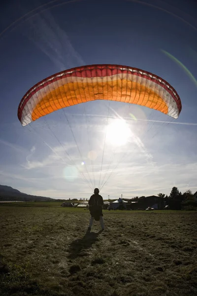 Olgun Erkek Paraşütle Iniyor Saleve Dağı Cenevre Sviçre — Stok fotoğraf