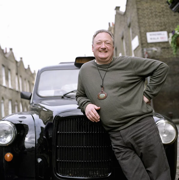 Retrato Del Taxista Apoyado Cabina Negra Londres Reino Unido — Foto de Stock