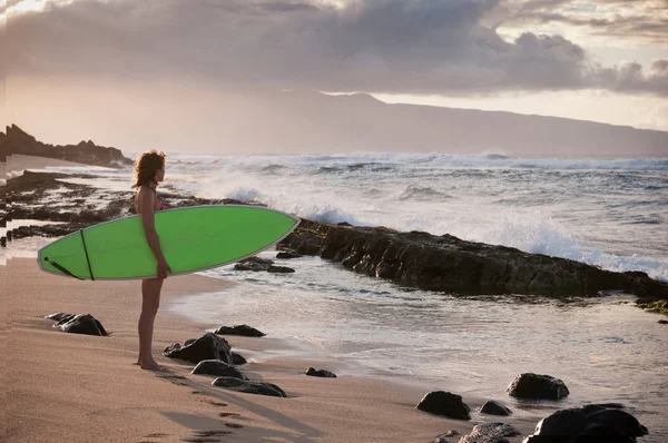 Surfista Carregando Prancha Praia — Fotografia de Stock