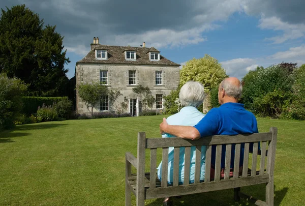 Older Couple Sitting Backyard — Stock Photo, Image
