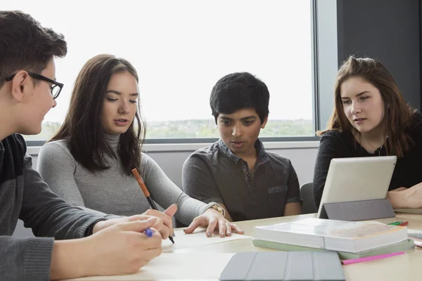 Groupe Étudiants Qui Étudient Ensemble Classe — Photo