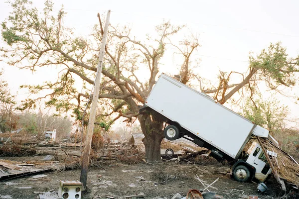 ハリケーン カトリーナ プラクミン郡 ルイジアナ州 アメリカの余波の木にぶら下がっトラック — ストック写真